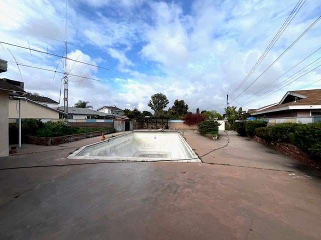 Cornuta Ave, Bellflower 3